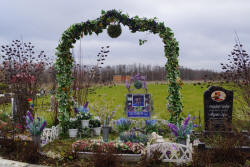 Украшенная могила на кладбище для собак и кошек в Москве